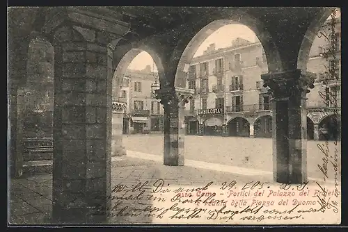 AK Como, Portici del Palazzo del Broletto e veduta della Piazza del Duomo