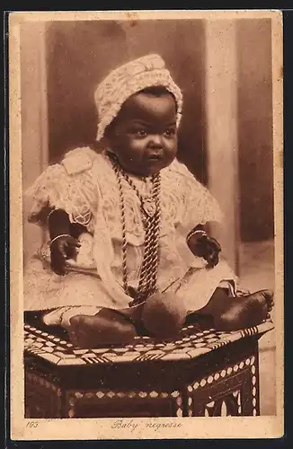 AK Baby negresse, Säugling in festlicher Kleidung