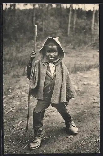 AK Afrikanischer Junge mit Mäntelchen und Wanderstock