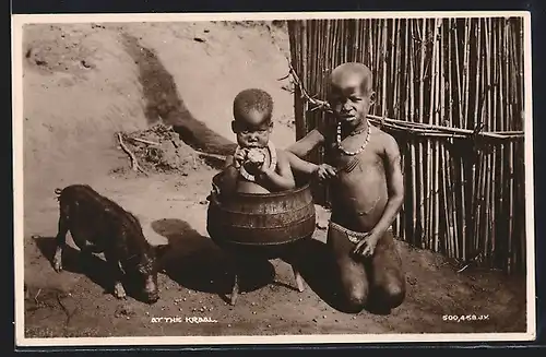 AK Afrikanisches Kind sitzt in einem Kessel best Schwein und Bruder