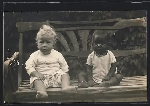 AK Kleines weisses Kind neben afrikanischem Kind auf einer Bank