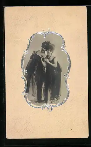 Foto-AK Atelier Reutlinger, Paris: Zwei schöne Damen in schwarzen leichten Kleidern, silberner Rahmen
