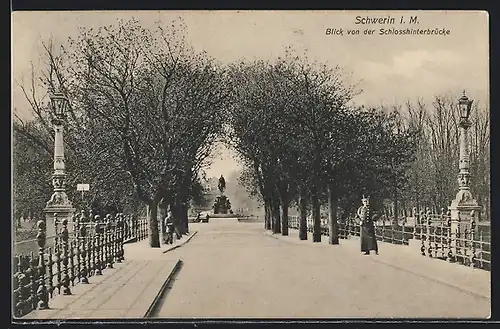 AK Schwerin i. M., Blick von der Schlosshinterbrücke auf das Denkmal