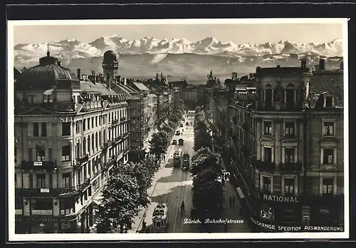 AK Zürich, Strassenbahnen in Fahrt auf der Bahnhofstrasse, Ansicht aus der Vogelschau