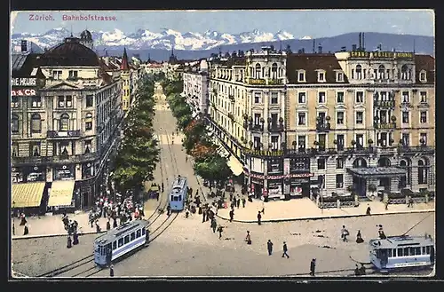 AK Zürich, Strassenbahnen biegen in die Bahnhofstrasse
