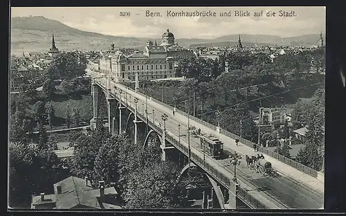 AK Bern, Kornhausbrücke mit Strassenbahn und Blick auf die Stadt