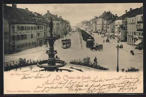 AK La Chaux-de-fonds, Prachtstrasse mit Strassenbahn, vom Brunnen gesehen