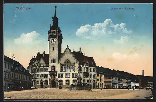 AK Waldheim / Sachsen, Markt mit Rathaus und Brunnen