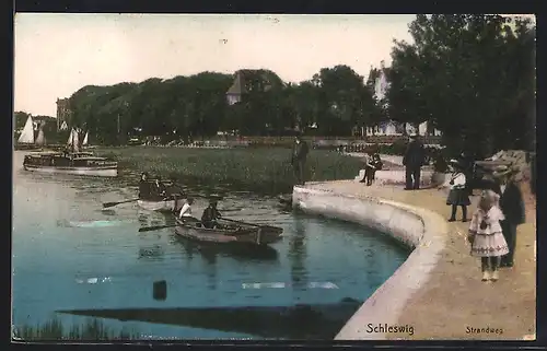 AK Schleswig, Strandweg mit Spaziergängern und Ruderbooten