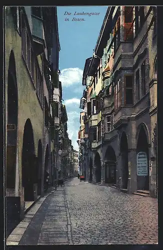 AK Bozen, Blick entlang der Strasse Laubengasse