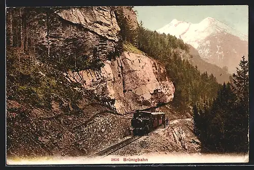 AK Brünigbahn, stehend unter Felsüberhang