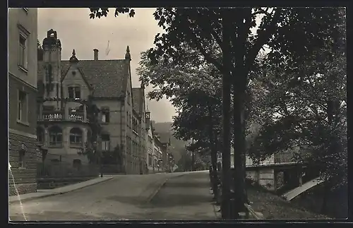 Foto-AK Calw, Schule mit Strassenansicht 1920