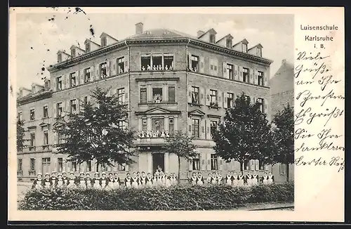 AK Karlsruhe i. B., Luisenschule, Schülerinnen am Fenster