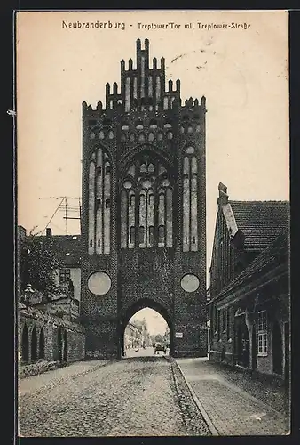 AK Neubrandenburg, Treptower Tor mit Treptower Strasse