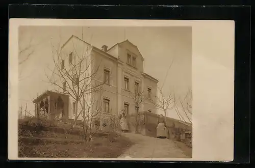 Foto-AK Wehlen /Sachsen, Villa mit Dienstmädchen