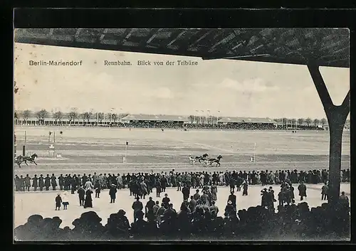 AK Berlin-Mariendorf, Blick von der Tribüne auf die Rennbahn, Pferdesport