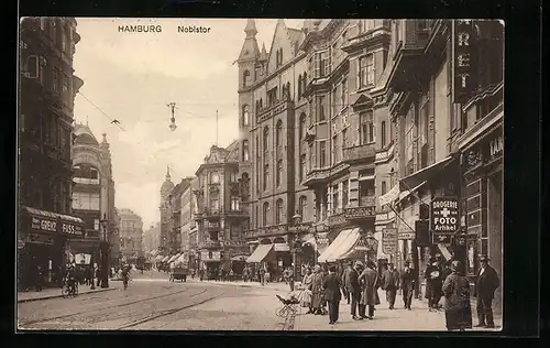 AK Hamburg-Altona, Passanten und Geschäfte in der Nobistor-Strasse