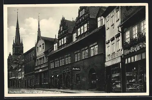 AK Saalfeld /S., Saalstrasse mit Stadtapotheke und Geschäft