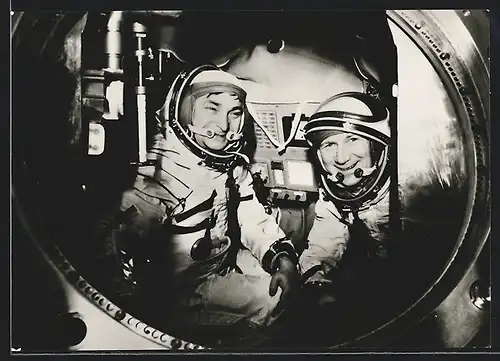 AK Gemeinsamer Kosmosflug UdSSR /DDR mit Sojus 31, Kosmonaut Oberst Waleri Bykowski & Forscher der DDR Sigmund Jähn