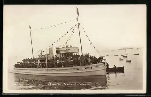 AK Passagierschiff Southend Britannia mit Wimpeln und Passagieren