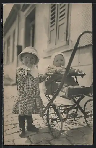 Foto-AK Baby im Kinderwagen mit Schwester