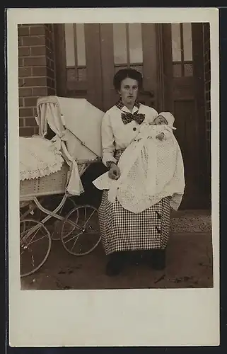 Foto-AK Mutter mit Baby sitzt neben Kinderwagen