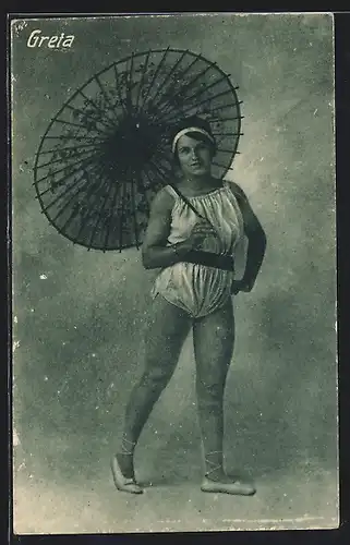 AK Variete-Künstlerin Greta mit einem Schirm