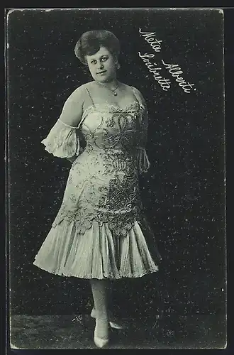 AK Soubrette Meta Alberti, Musikerin im Kleid