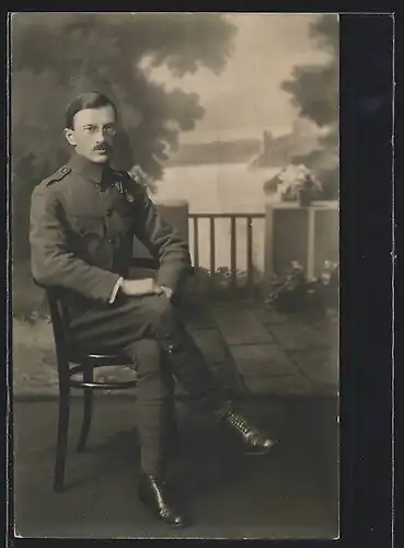 Foto-AK Schlanker Mann in Uniform mit Brille in Studiokulisse