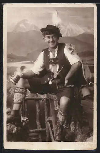 Foto-AK Bursche in Tracht mit Bierkrug in Studiokulisse