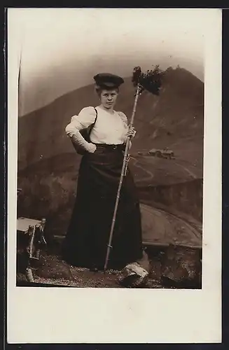 Foto-AK Frau mit Wanderstock vor Studiokulisse