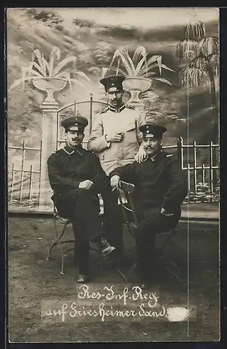 Foto-AK Drei Männer in Uniform in Studiokulisse