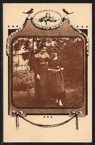 Foto-AK Mutter und Tochter im Garten, Passepartout mit Vögelchen