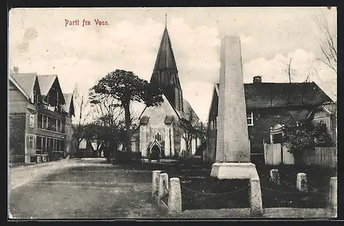 AK Voss, Strassenpartie mit Denkmal und Kirche