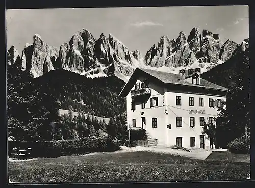 AK St. Magdalena in Villnöss, Gasthof Geisler mit Geislergruppe