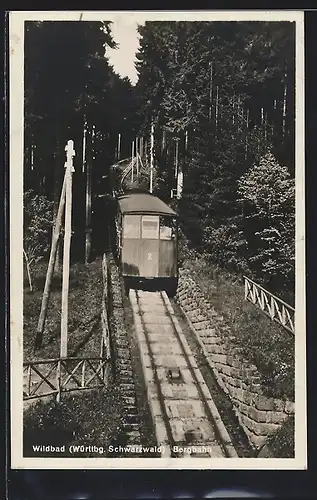 AK Wildbad /Württb. Schwarzwald, Bergbahn fährt durch den Wald