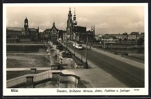 AK Dresden, Brühlsche Terrasse, Schloss, Hofkirche, Zwinger und Strassenbahn