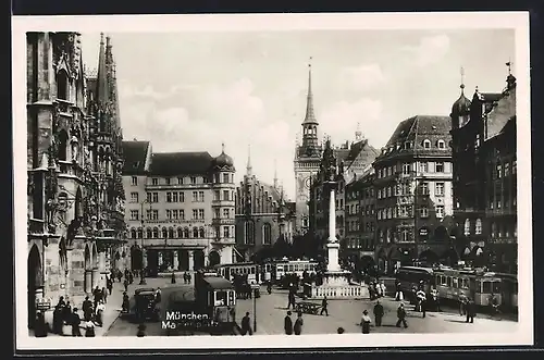 AK München, Strassenbahnen auf dem Marienplatz