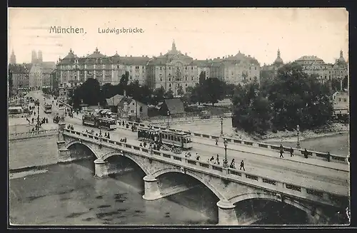 AK München, Strassenbahnen auf der Ludwigsbrücke