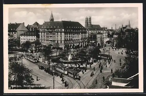 AK München, Leute an der Strassenbahnhaltstelle auf dem Sendlingertorplatz
