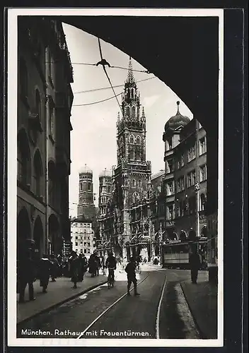 AK München, Strassenpartie mit dem Rathaus, Frauentürme, Strassenbahn