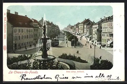 AK La Chaux de Fonds, Rue Léopold-Robert, Strassenbahn und Springbrunnen