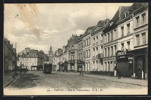 AK Douai, Rue de Valenciennes, Strassenbahn
