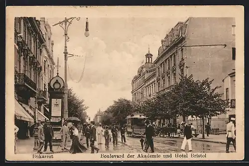 AK Bukarest, Boulevard der Akademie und Hotel Bristol, Passanten, Strassenbahn