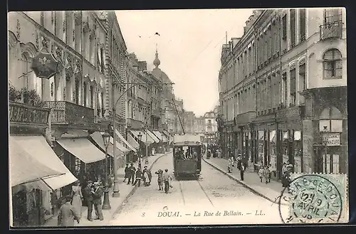 AK Douai, La Rue de Bellain und mittendrin die Strassenbahn