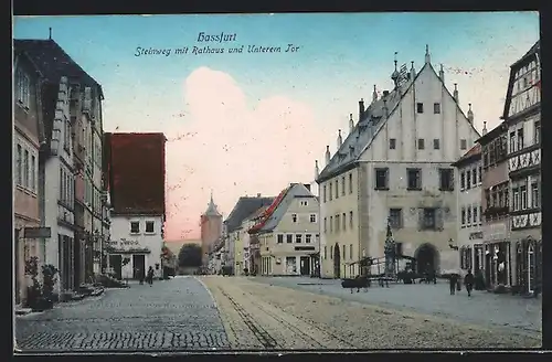 AK Hassfurt, Strasse Steinweg mit Rathaus und Unterem Tor