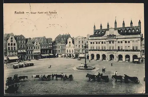 AK Rostock, Neuer Markt mit Geschäften und Rathaus