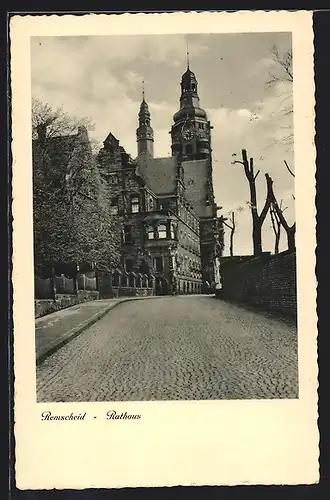 AK Remscheid, Strassenpartie mit Blick zum Rathaus