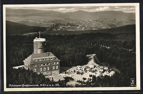 AK Winterberg /Westf., Gäste mit Bussen am Astenturm