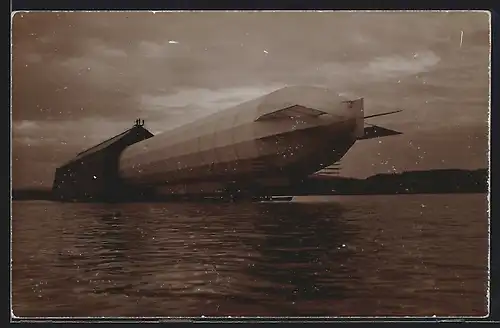 AK Zeppelin auf dem Wasser